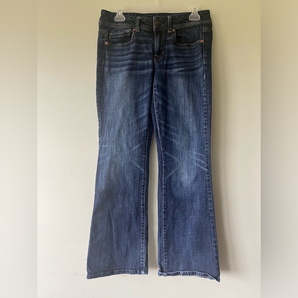 Women’s American Eagle Outfitters boot cut blue jeans. In great condition size 4